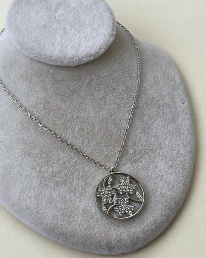 Daire İçi 3 Yaprak Detaylı Kadın Kolye