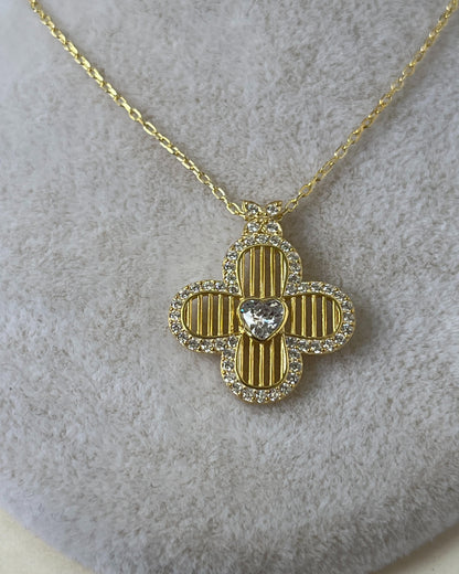 Altın Kaplama Çiçekli Kadın Kolye